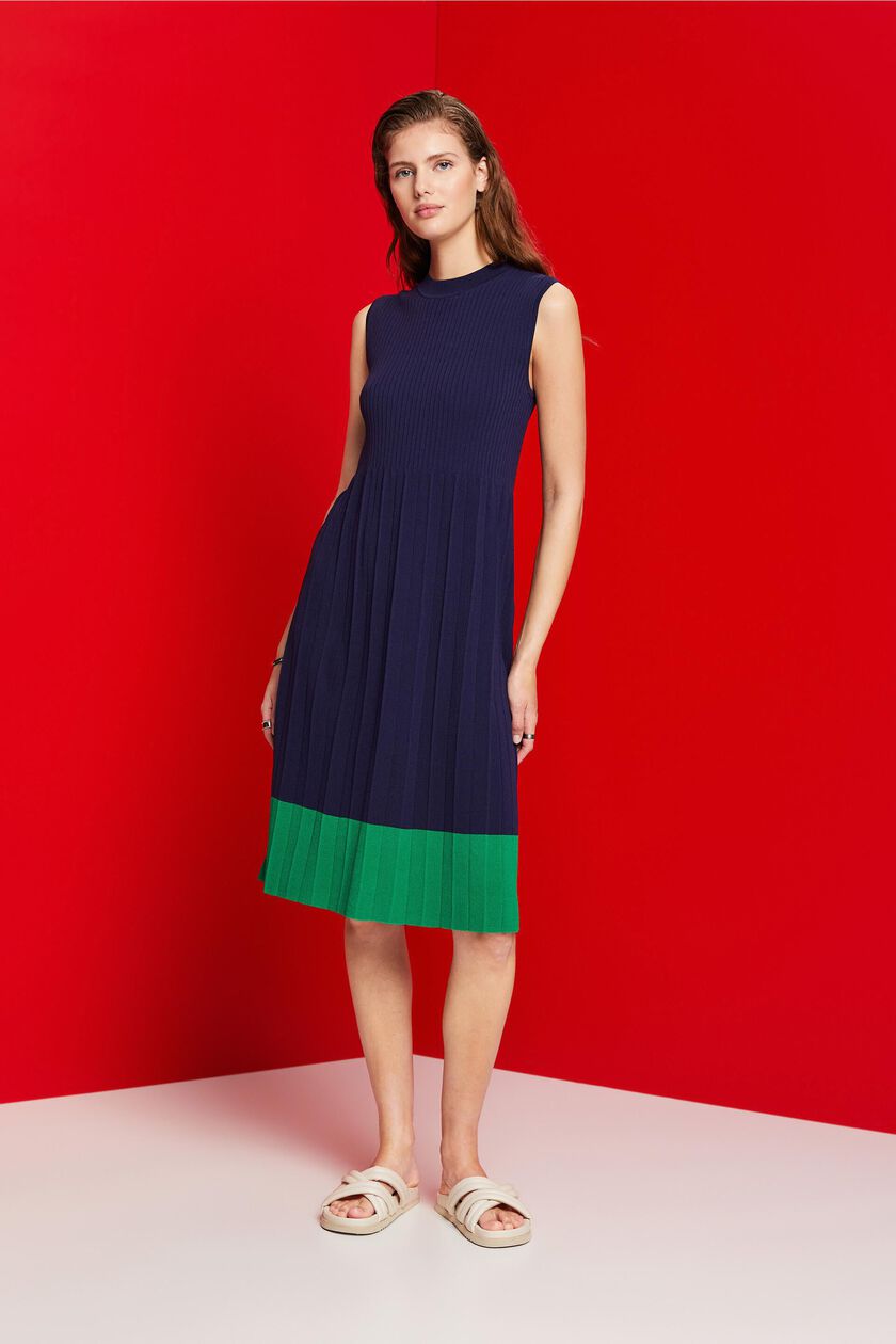 Pleated and sleeveless maxi dress with crewneck